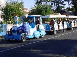 Bimmelbahn zum Strand von Le-Grand-Village-Plage